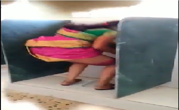 Sex Xxx Telugu Pee - South indian aunty showing gudda - Telugu pissing video