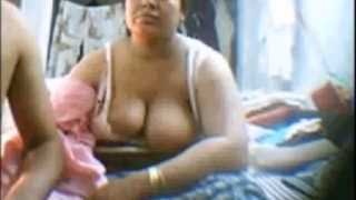 Aunty pedha sollu ni pisuke mms video