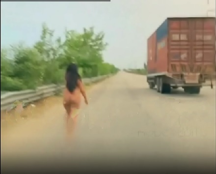 Nangi Aunty - Telugu aunty porn nude ha road lo - Andhra outdoor sex