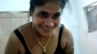 Sexy telugu aunty saree thukki puku show