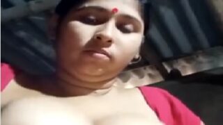 Pedha boobs chupincindi palleturu aunty