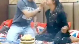 అమ్మాయి పుకును బ్రైత్‌డే కేక్‌తో తినడం